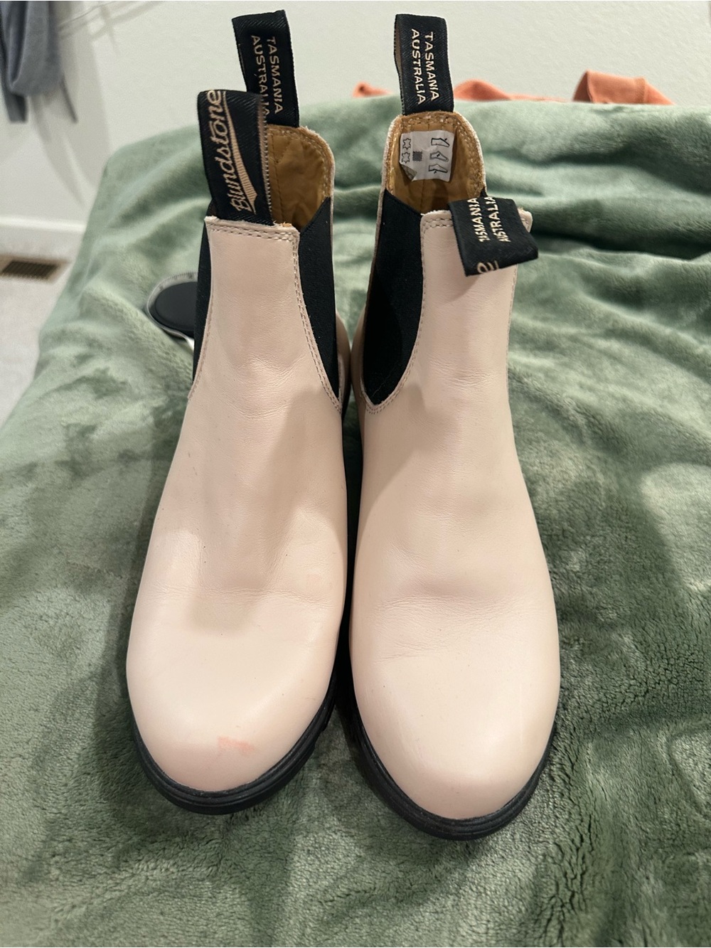 Blundstone Chelsea Ankle Boots in Pale Pink